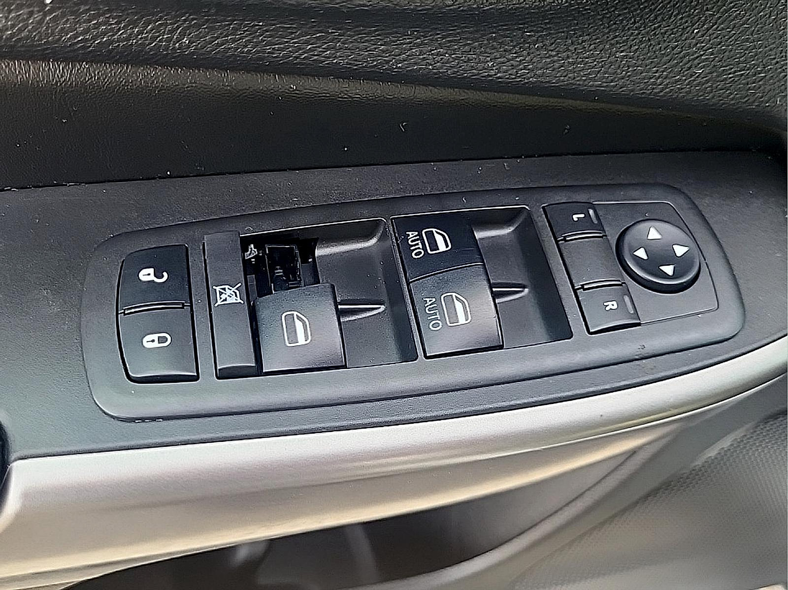 Used 2019 Jeep Cherokee Latitude Plus w/ Comfort/Convenience Group AWD/4WD image 15