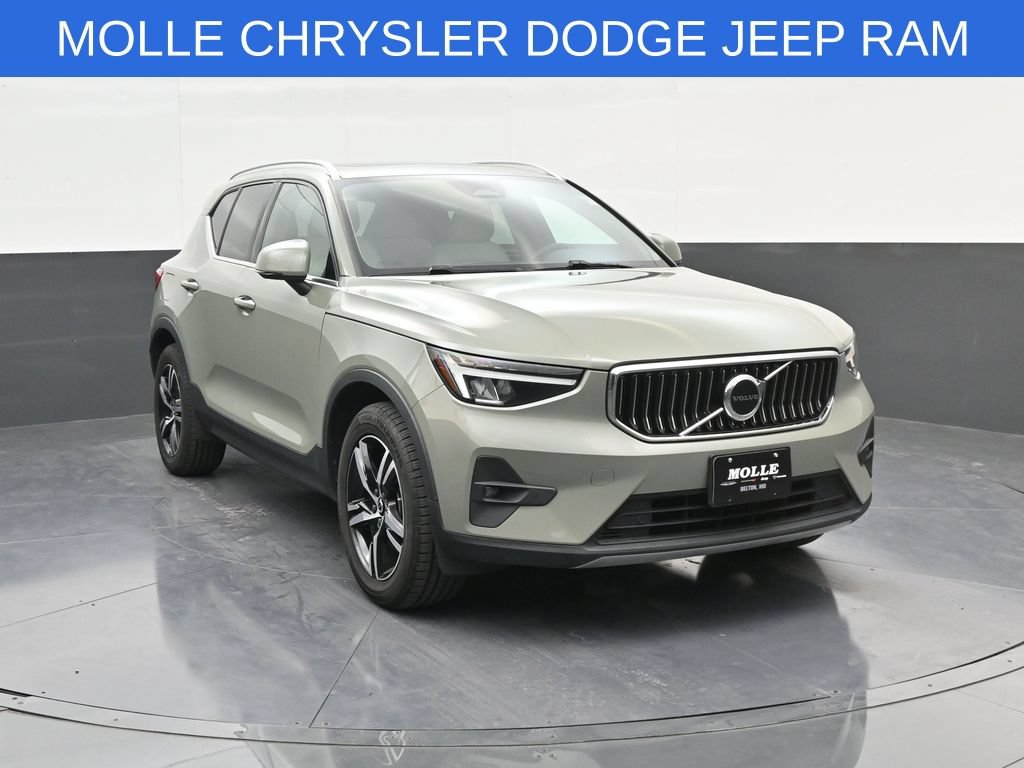 Used 2023 Volvo XC40 B5 Plus AWD/4WD image 1