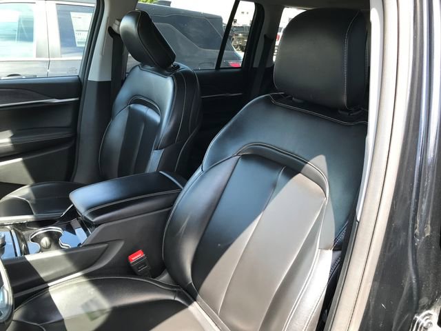 Used 2023 Jeep Grand Cherokee Limited AWD/4WD image 4
