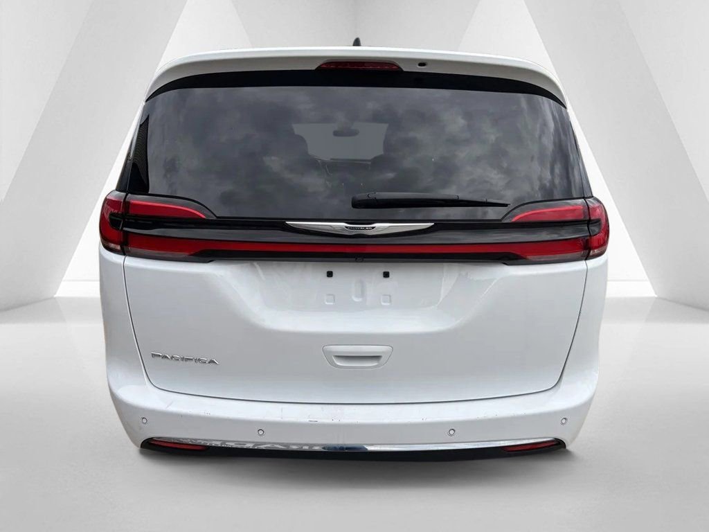 Used 2024 Chrysler Pacifica Touring-L image 6