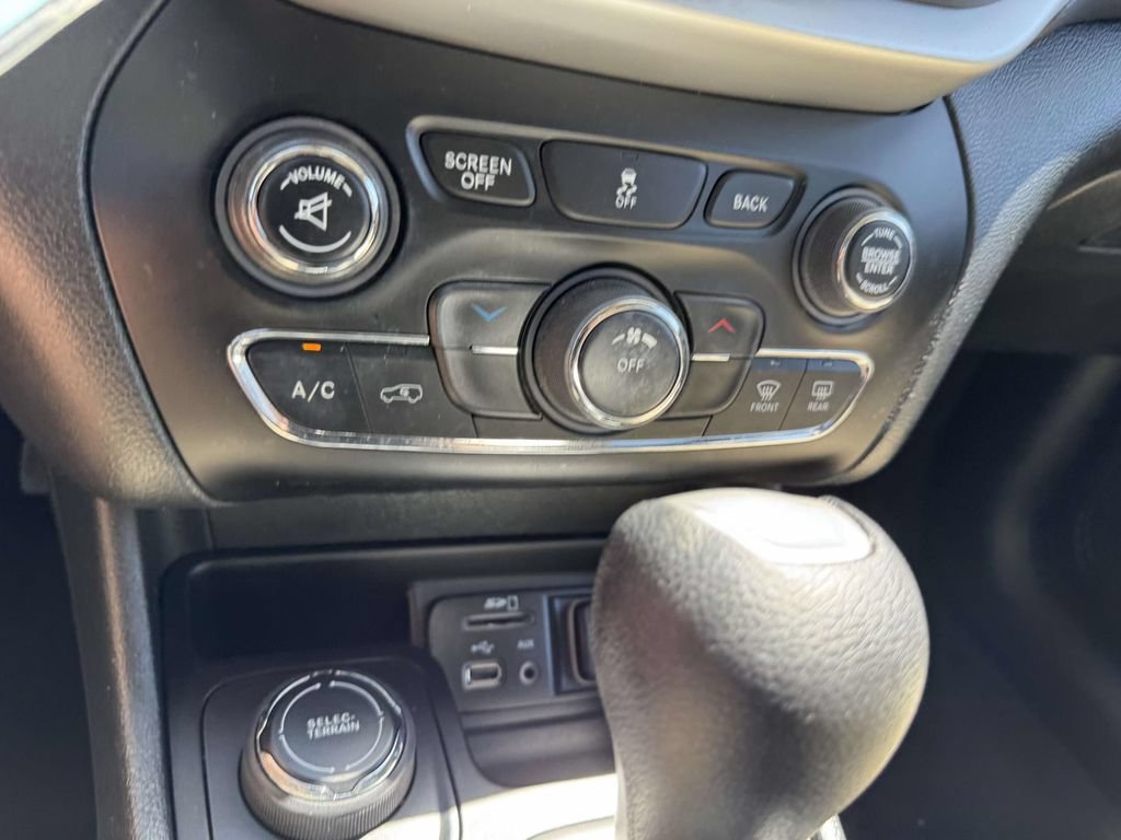 Used 2016 Jeep Cherokee Latitude AWD/4WD image 25
