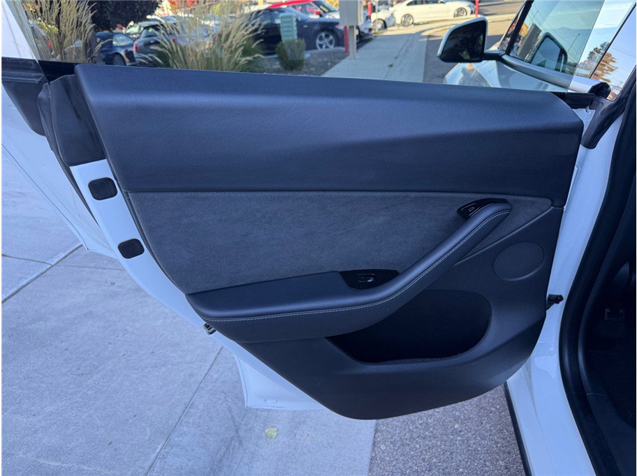 Used 2020 Tesla Model Y Long Range image 31
