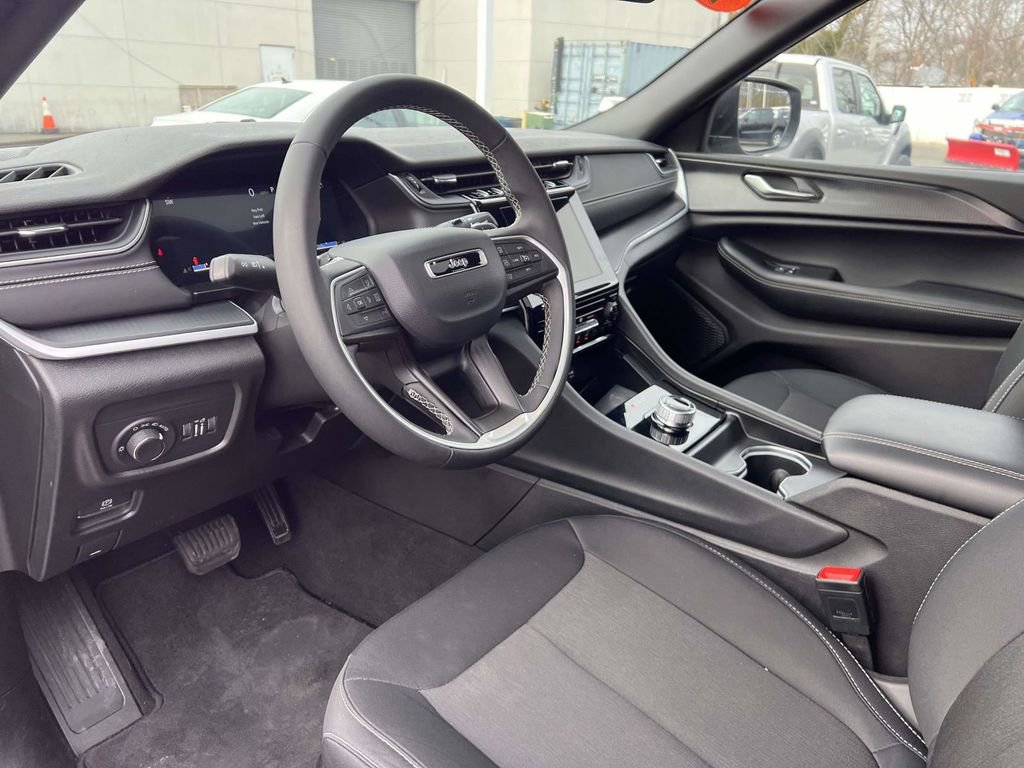 Used 2025 Jeep Grand Cherokee L Laredo AWD/4WD image 14