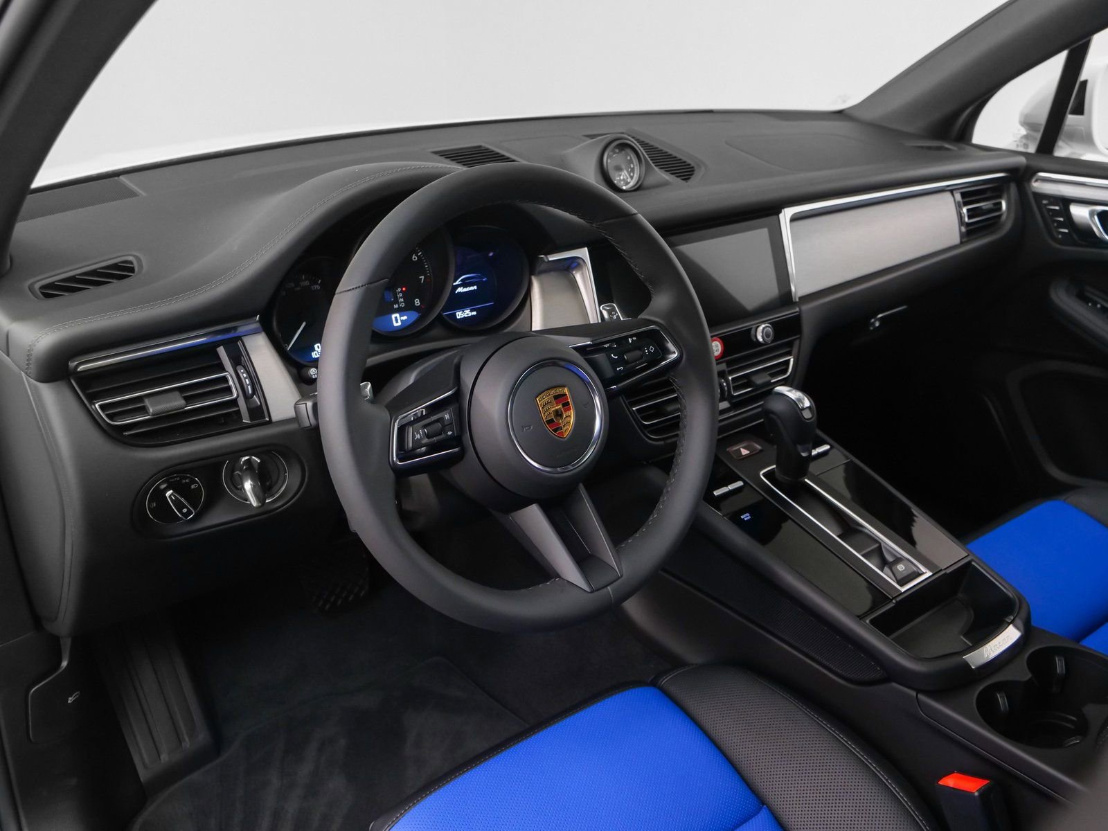 Certified 2025 Porsche Macan image 4