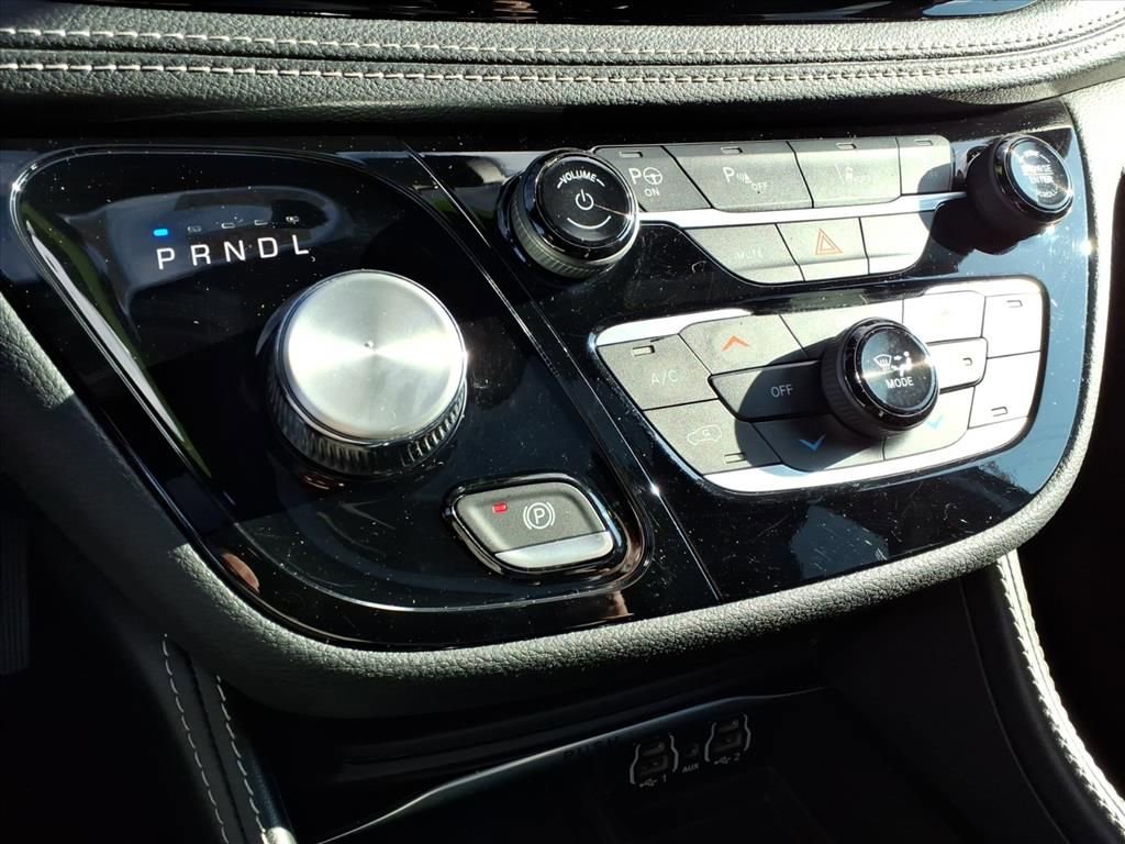 Used 2024 Chrysler Pacifica Premium image 12