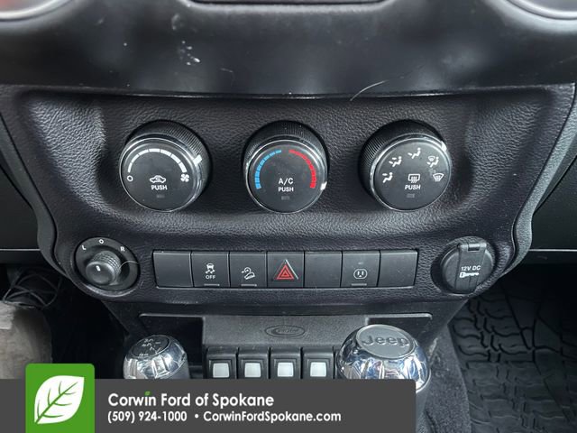 Used 2015 Jeep Wrangler Unlimited Rubicon w/ Connectivity Group image 34