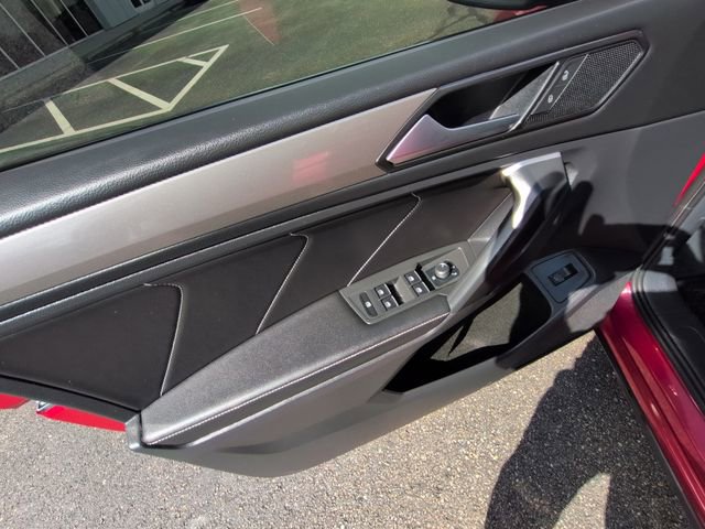 Used 2024 Volkswagen Tiguan SE w/ Panoramic Sunroof Package image 14