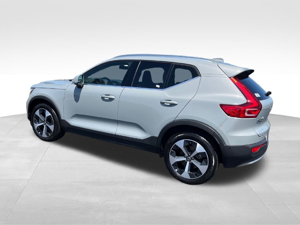 Used 2025 Volvo XC40 B5 Plus AWD/4WD image 3