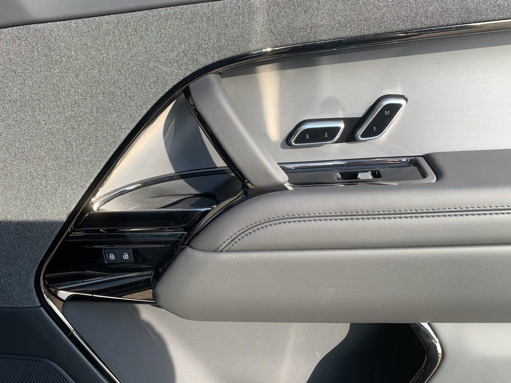 Used 2025 Land Rover Range Rover Sport SE image 11