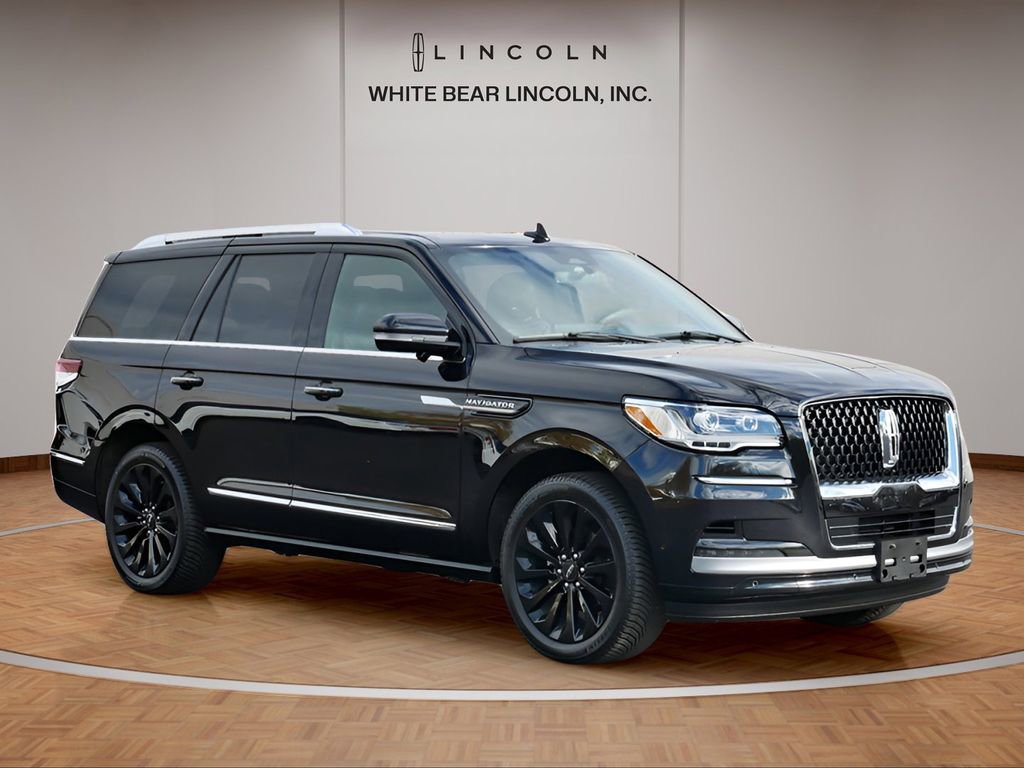 Used 2024 Lincoln Navigator Reserve AWD/4WD image 3
