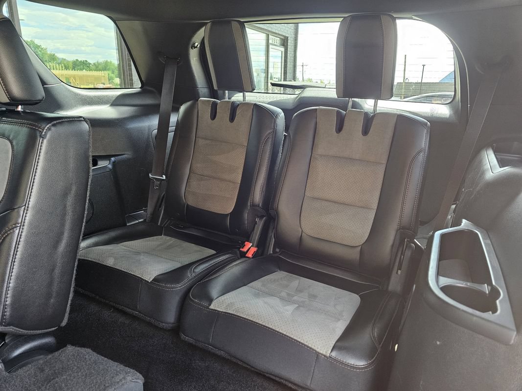 Used 2017 Ford Explorer XLT w/ Equipment Group 202A AWD/4WD image 16