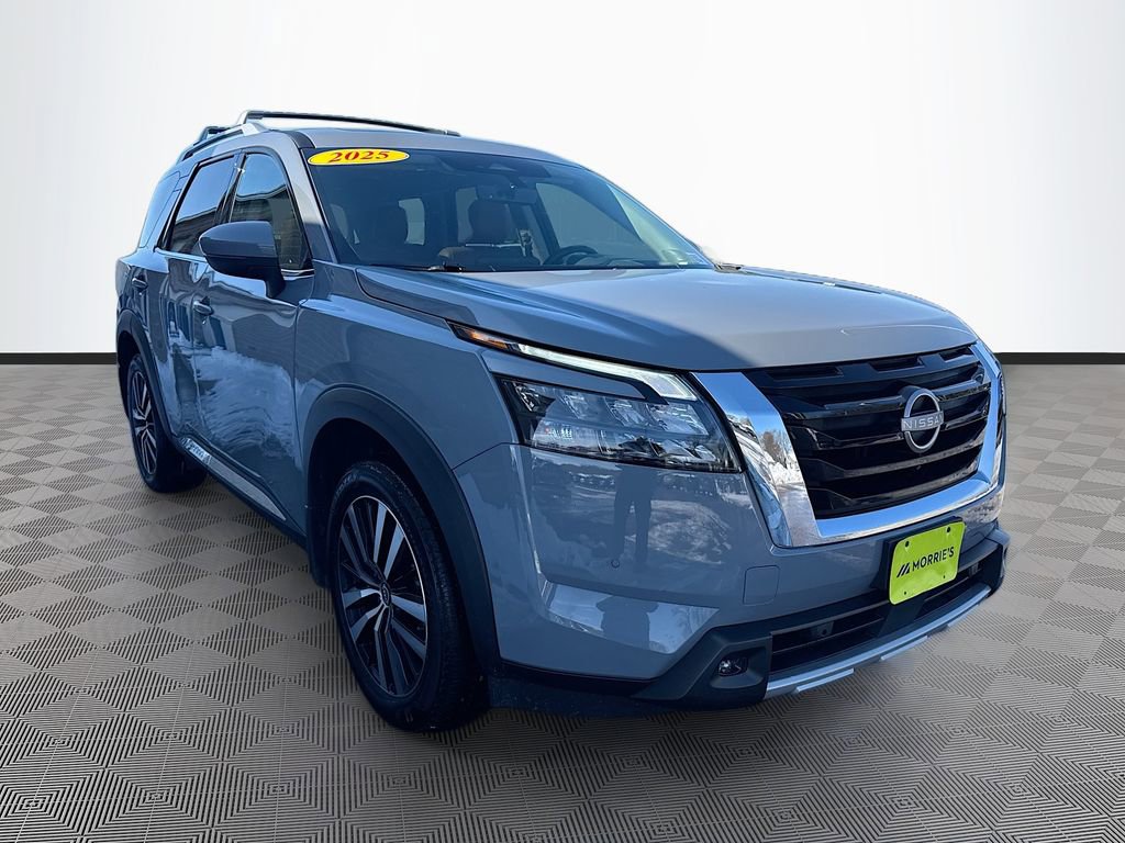 Used 2025 Nissan Pathfinder Platinum image 3