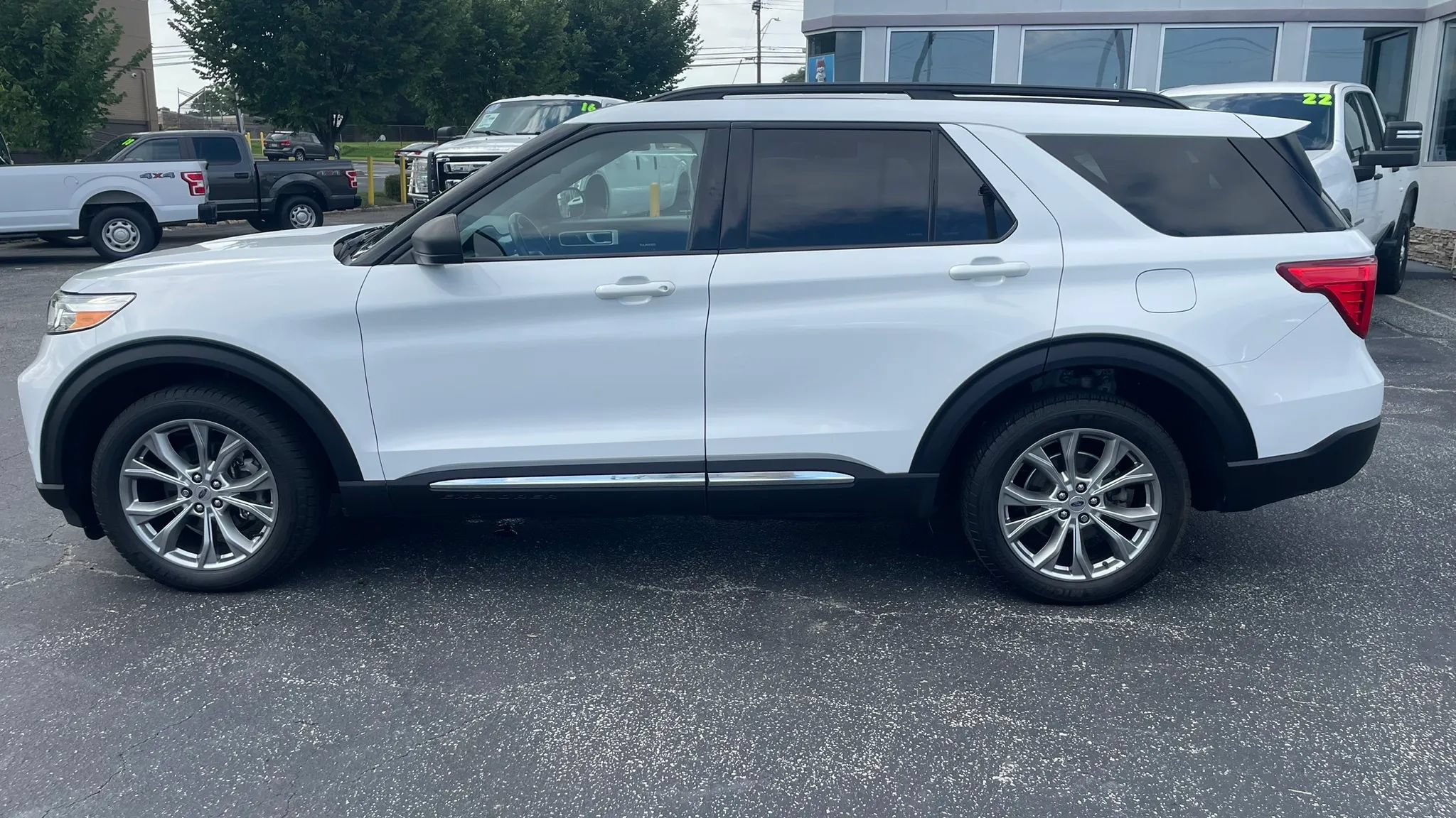 Used 2020 Ford Explorer XLT w/ Equipment Group 202A AWD/4WD image 8