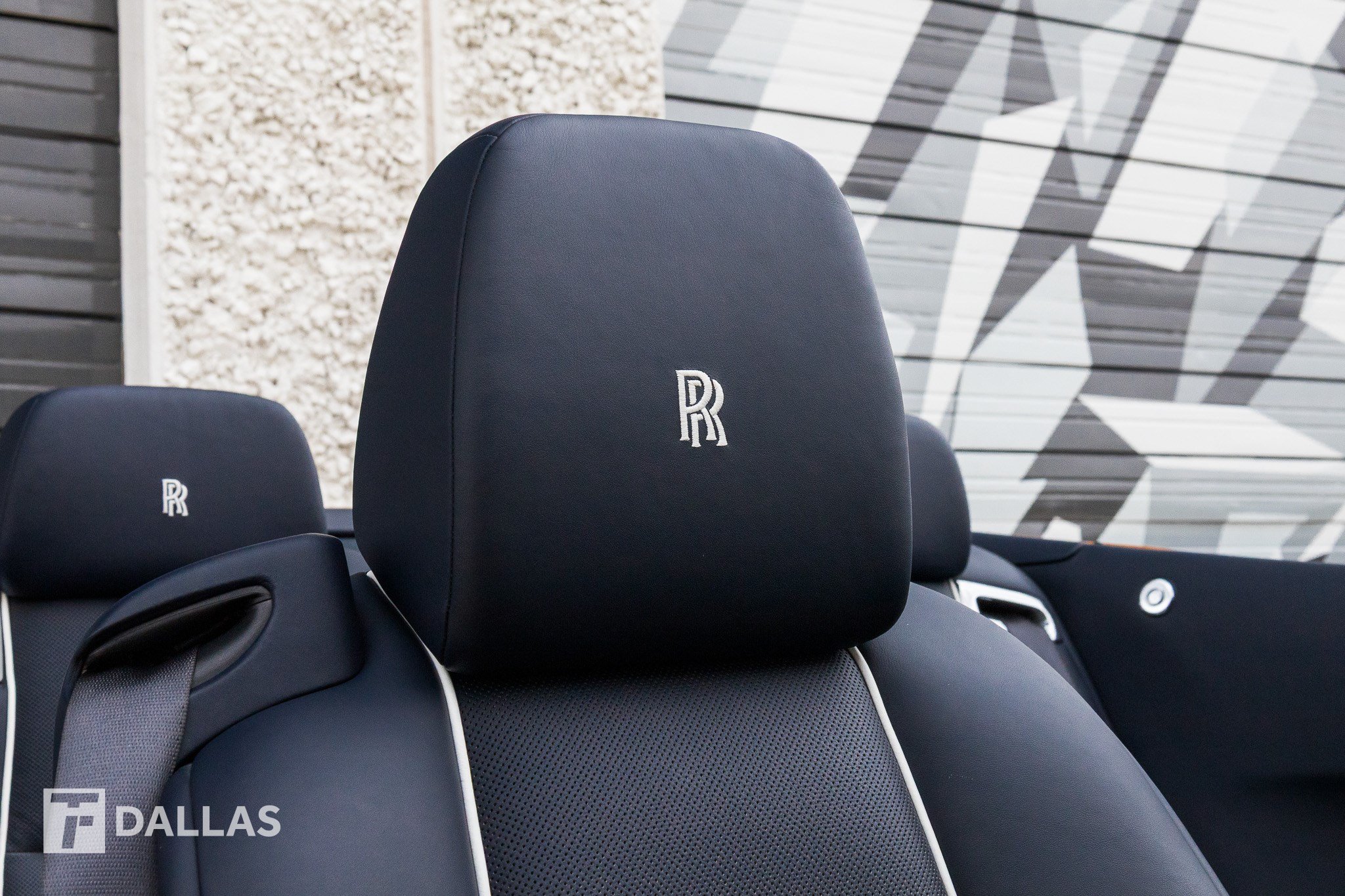 Used 2019 Rolls-Royce Dawn RWD image 36