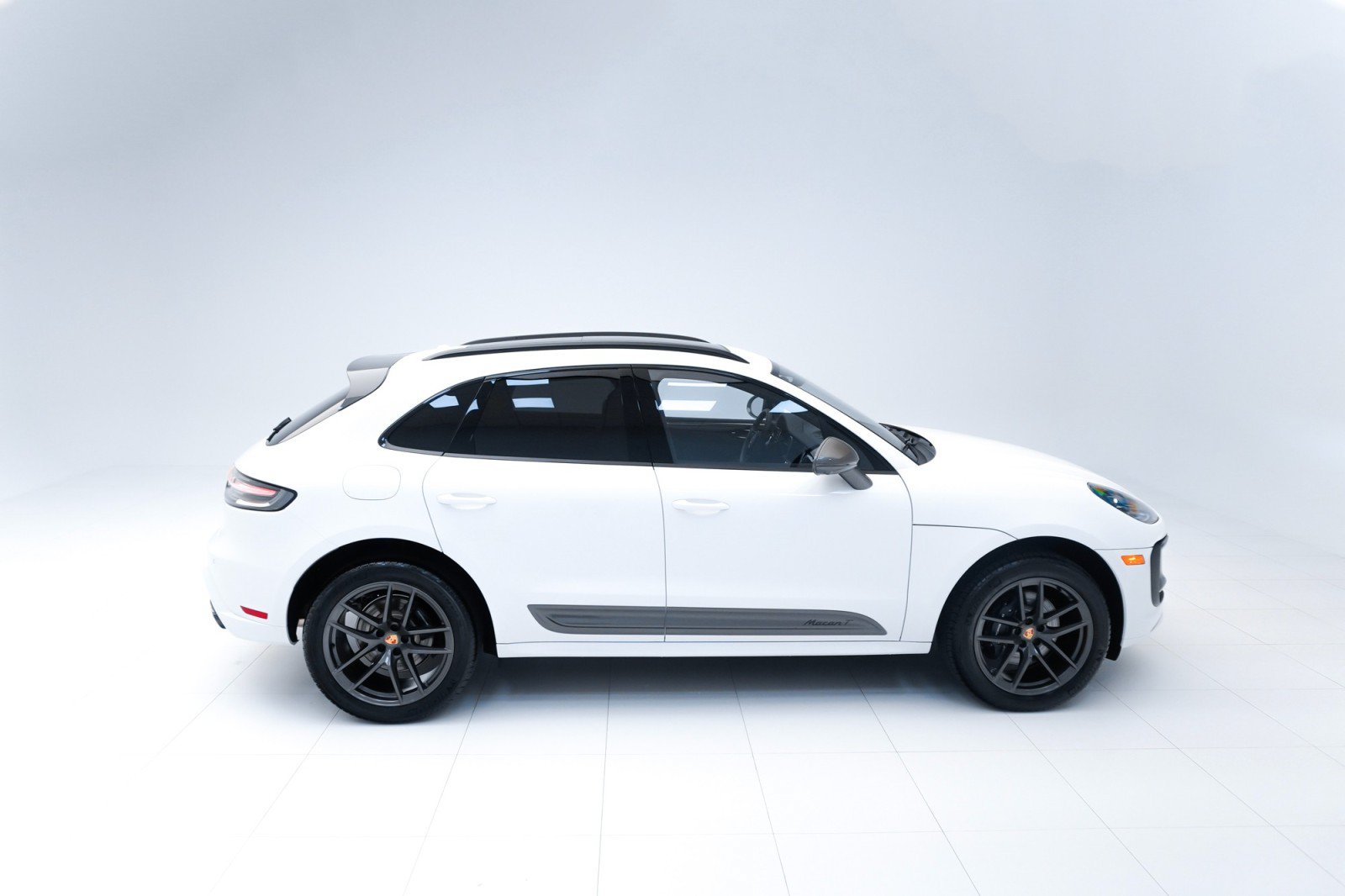 Certified 2023 Porsche Macan Turbo AWD/4WD image 8