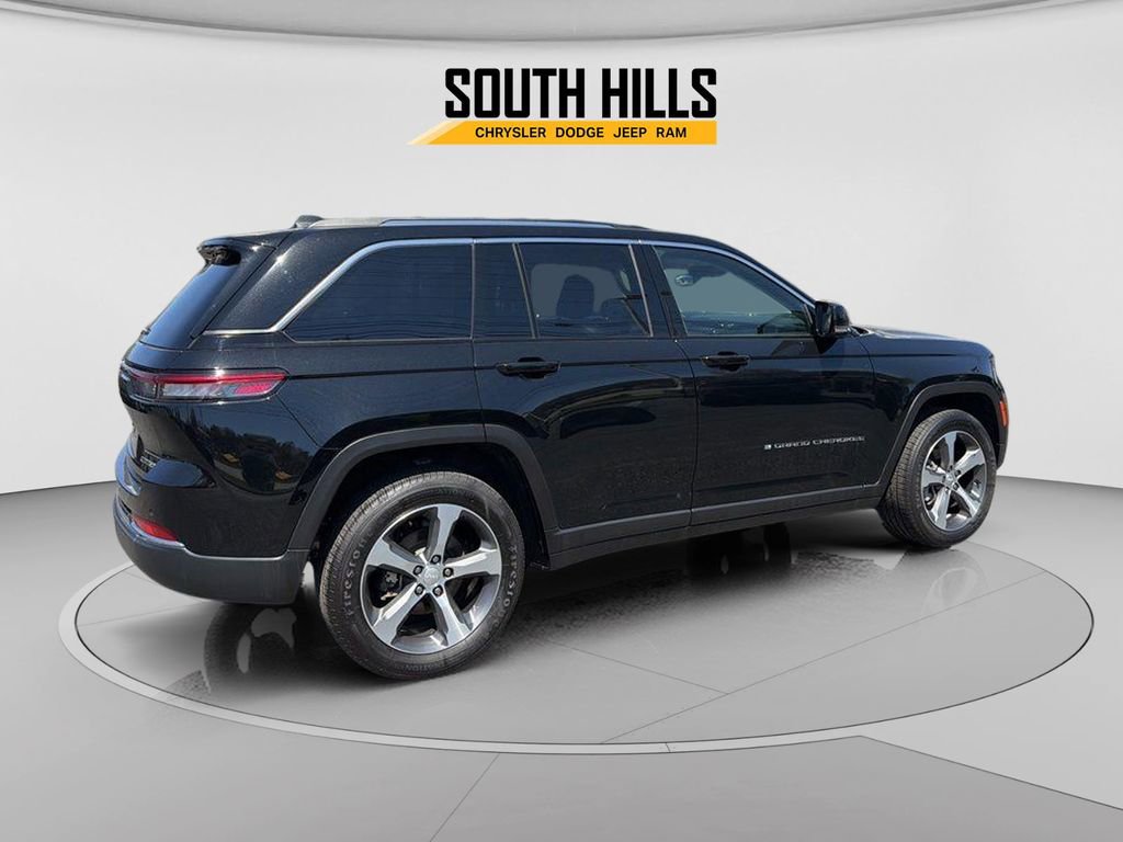 Certified 2023 Jeep Grand Cherokee Limited w/ Trailer Tow Prep Group (B) image 5