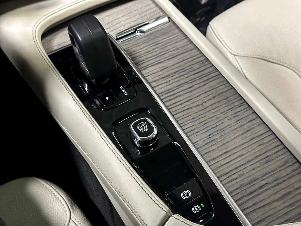 Used 2023 Volvo XC90 B6 Plus AWD/4WD image 34