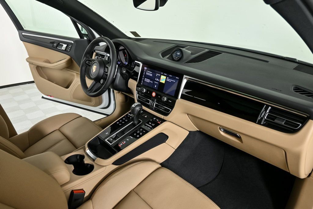 Certified 2025 Porsche Macan image 24