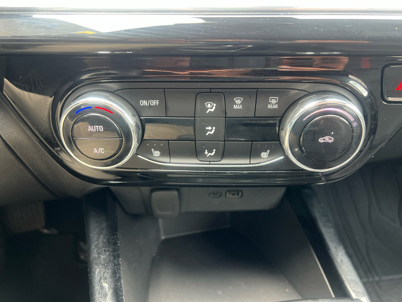 Used 2025 Chevrolet Trax RS w/ Driver Confidence Package image 31