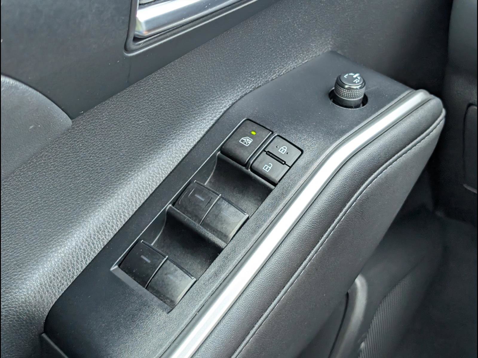 Used 2024 Toyota Highlander XLE AWD/4WD image 25