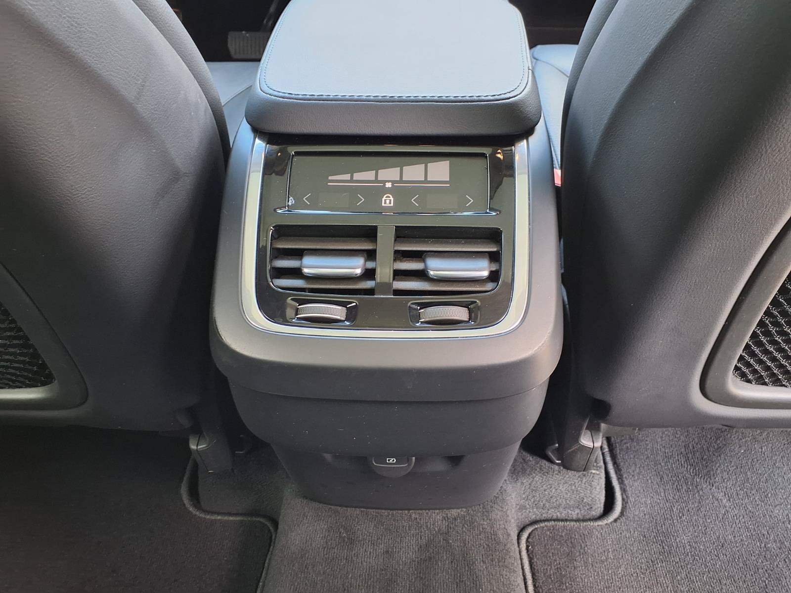 Certified 2025 Volvo XC90 B5 Core AWD/4WD image 16