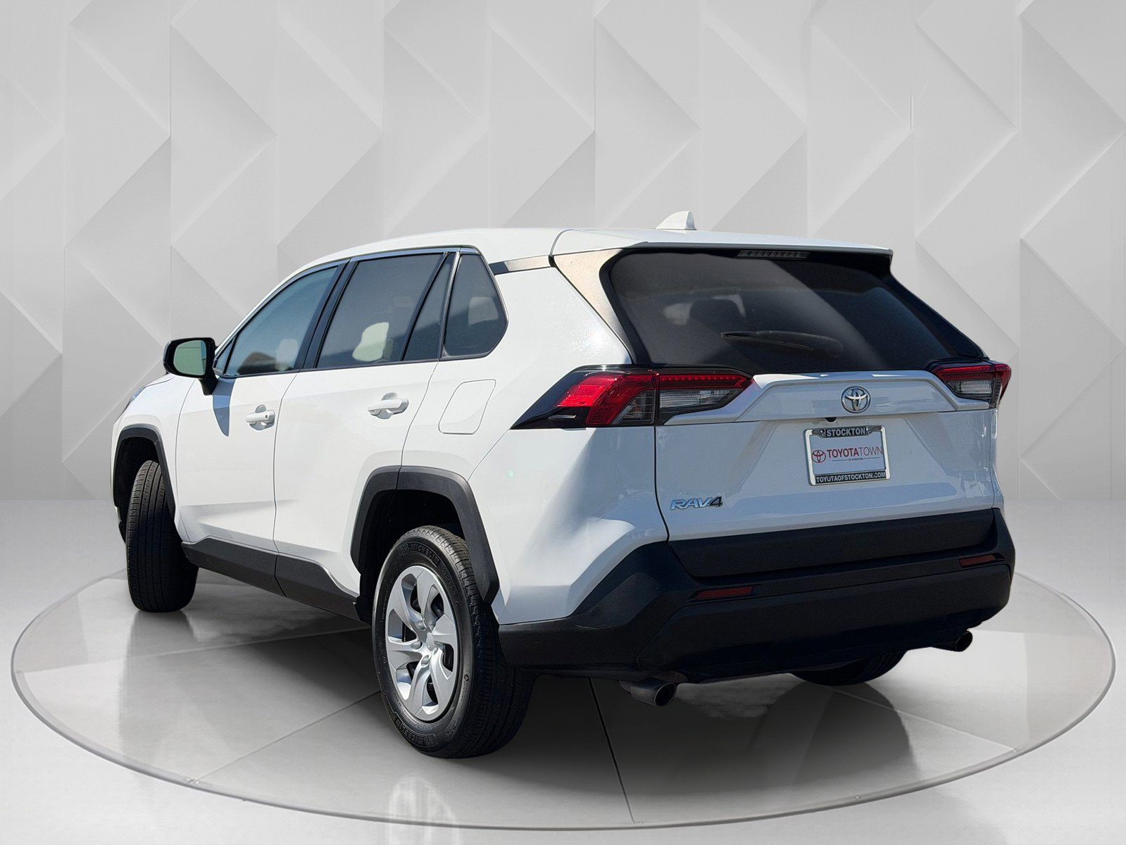 Used 2022 Toyota RAV4 LE image 3