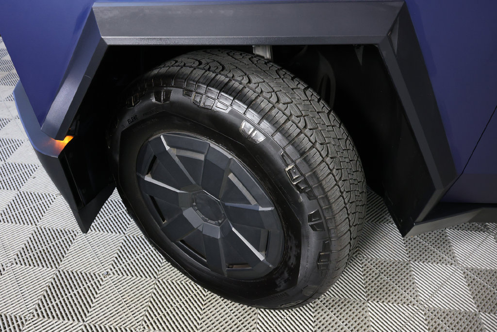 Used 2025 Tesla Cybertruck AWD Crew Cab image 43