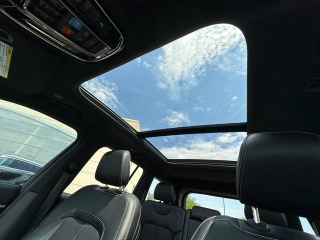Used 2023 Jeep Grand Cherokee Overland AWD/4WD image 25