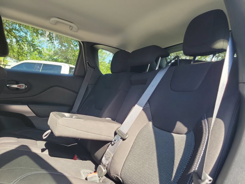Used 2019 Jeep Cherokee Latitude w/ Popular Appearance Group FWD image 11