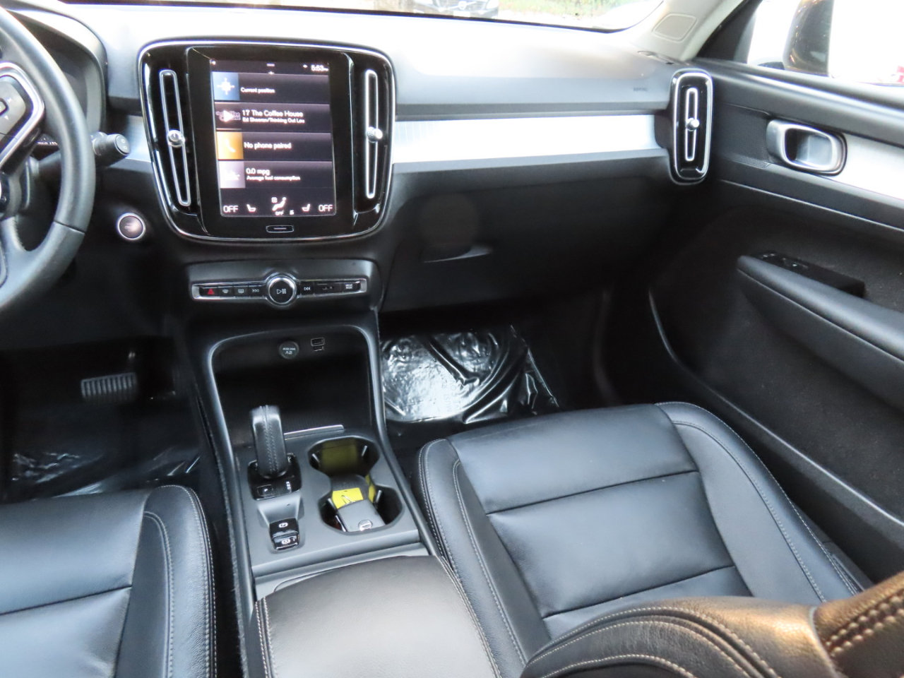 Used 2021 Volvo XC40 T5 Momentum image 12