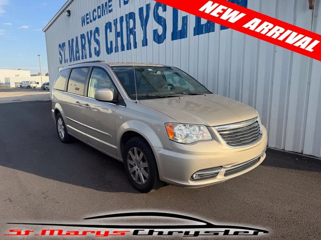 Used 2015 Chrysler Town & Country Touring FWD image 1