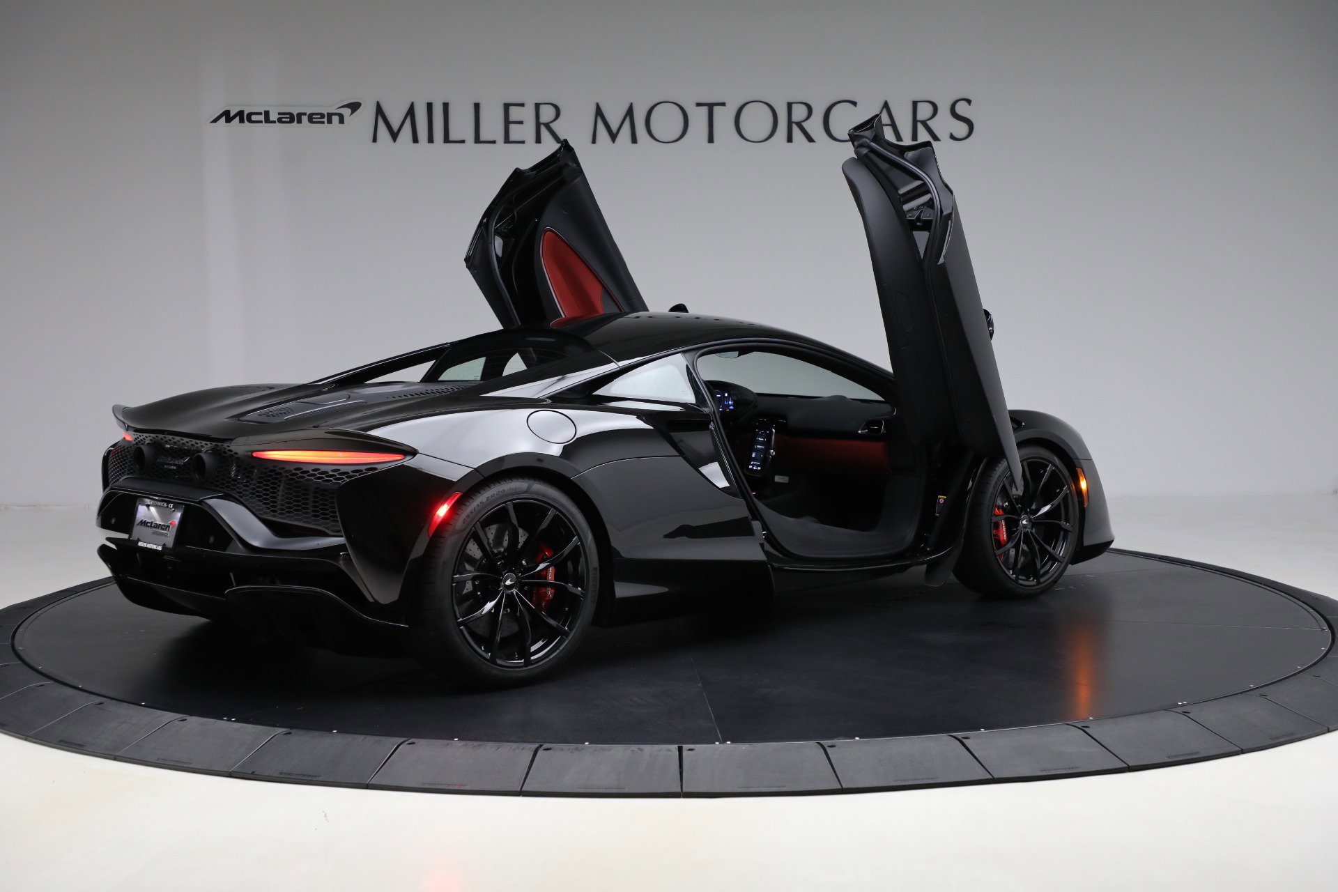 Used 2024 McLaren Artura image 18