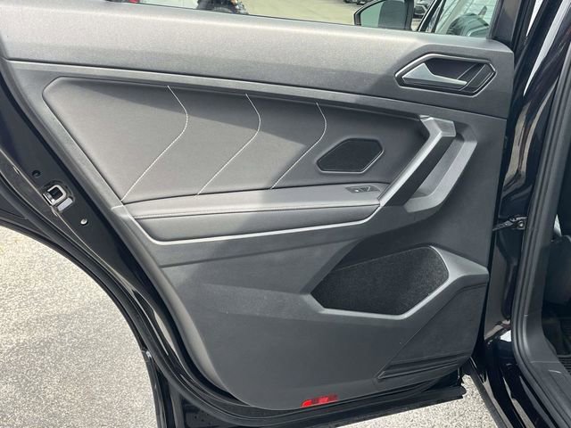 Used 2023 Volkswagen Tiguan SE w/ Panoramic Sunroof Package FWD image 18