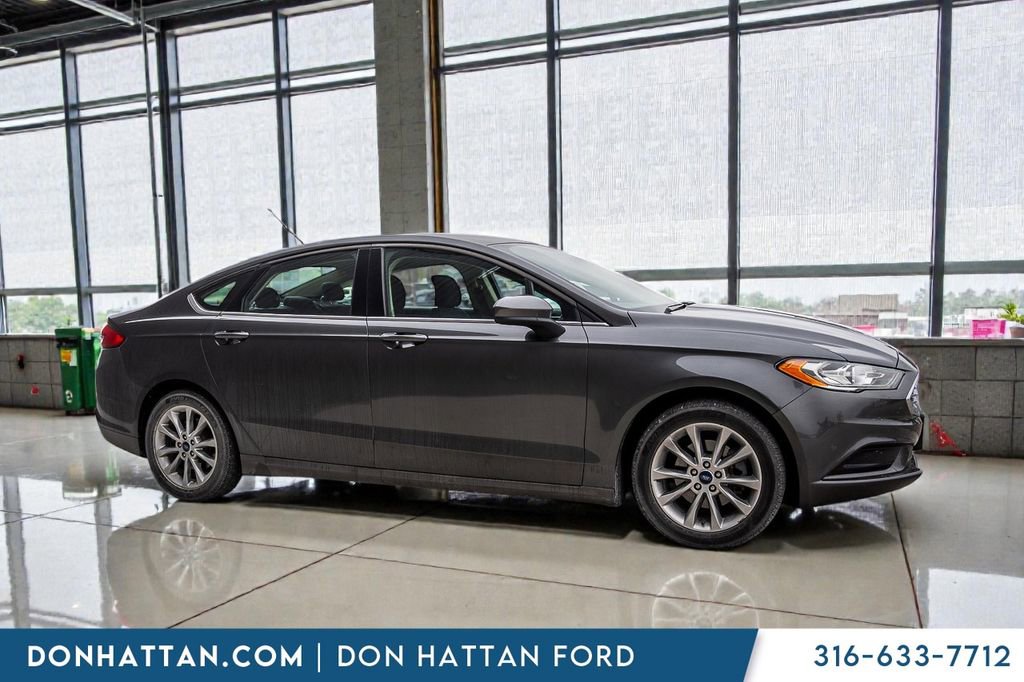 Used 2017 Ford Fusion SE w/ Fusion SE Technology Package image 31