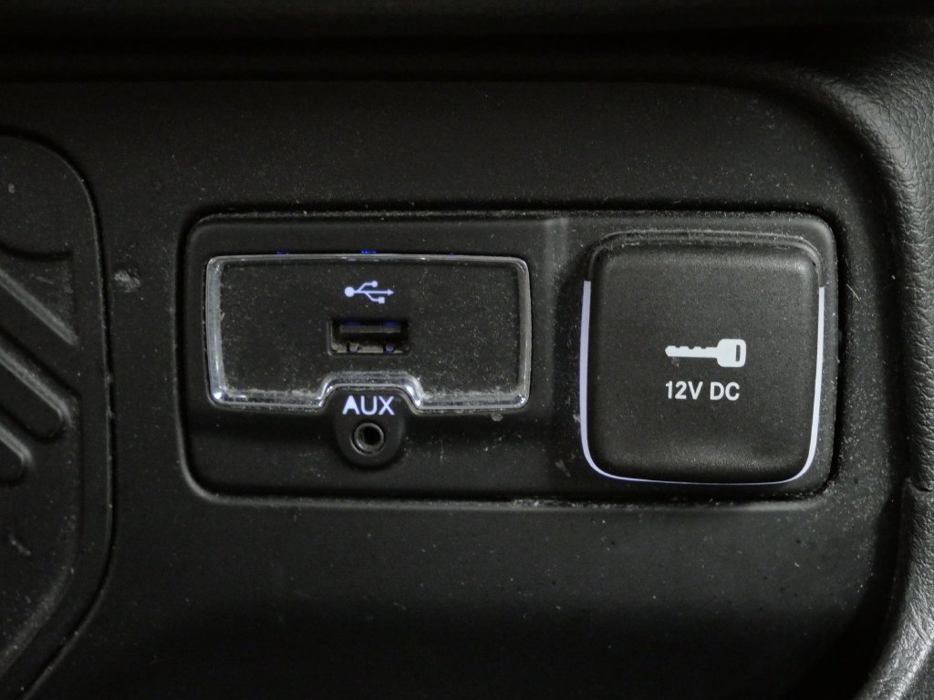 Used 2015 Jeep Renegade Latitude FWD image 25