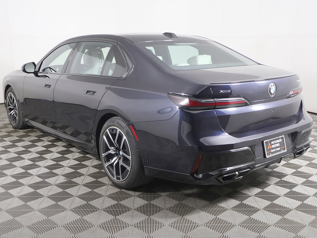 Used 2023 BMW 760i xDrive w/ Luxury Rear Seating Package AWD/4WD image 11