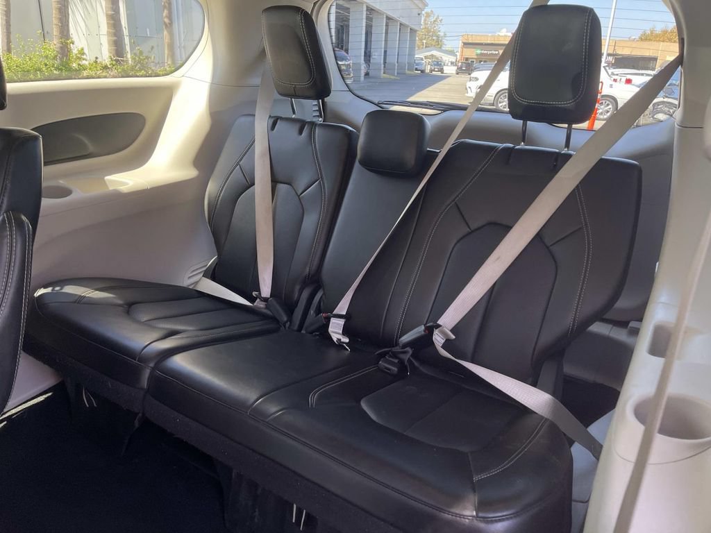 Used 2024 Chrysler Pacifica Touring-L FWD image 13
