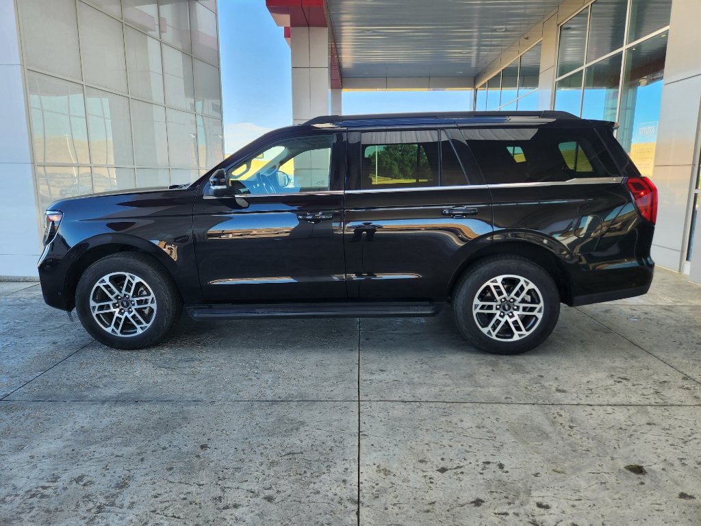 Used 2025 Ford Expedition Active AWD/4WD image 6