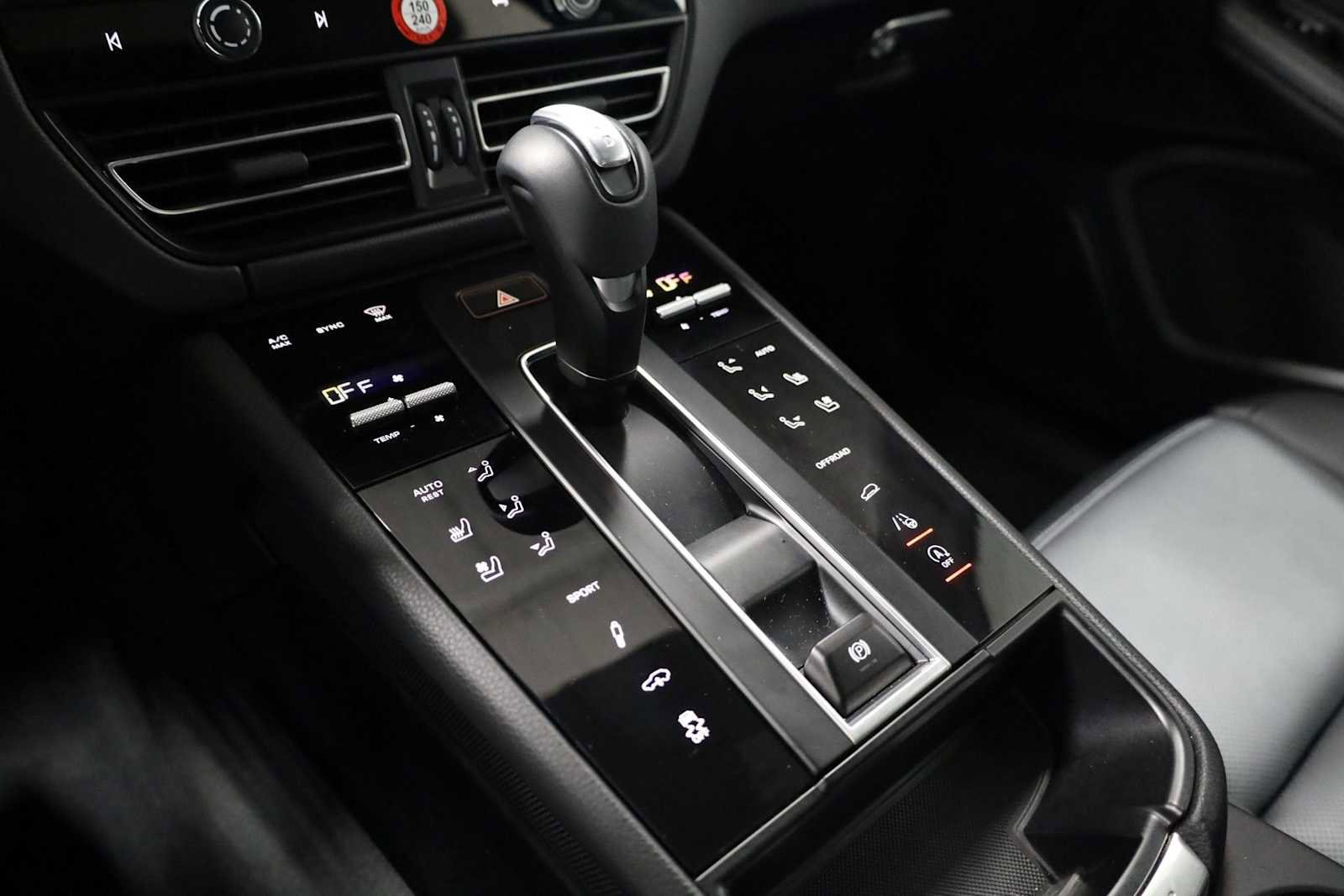 Certified 2025 Porsche Macan image 29