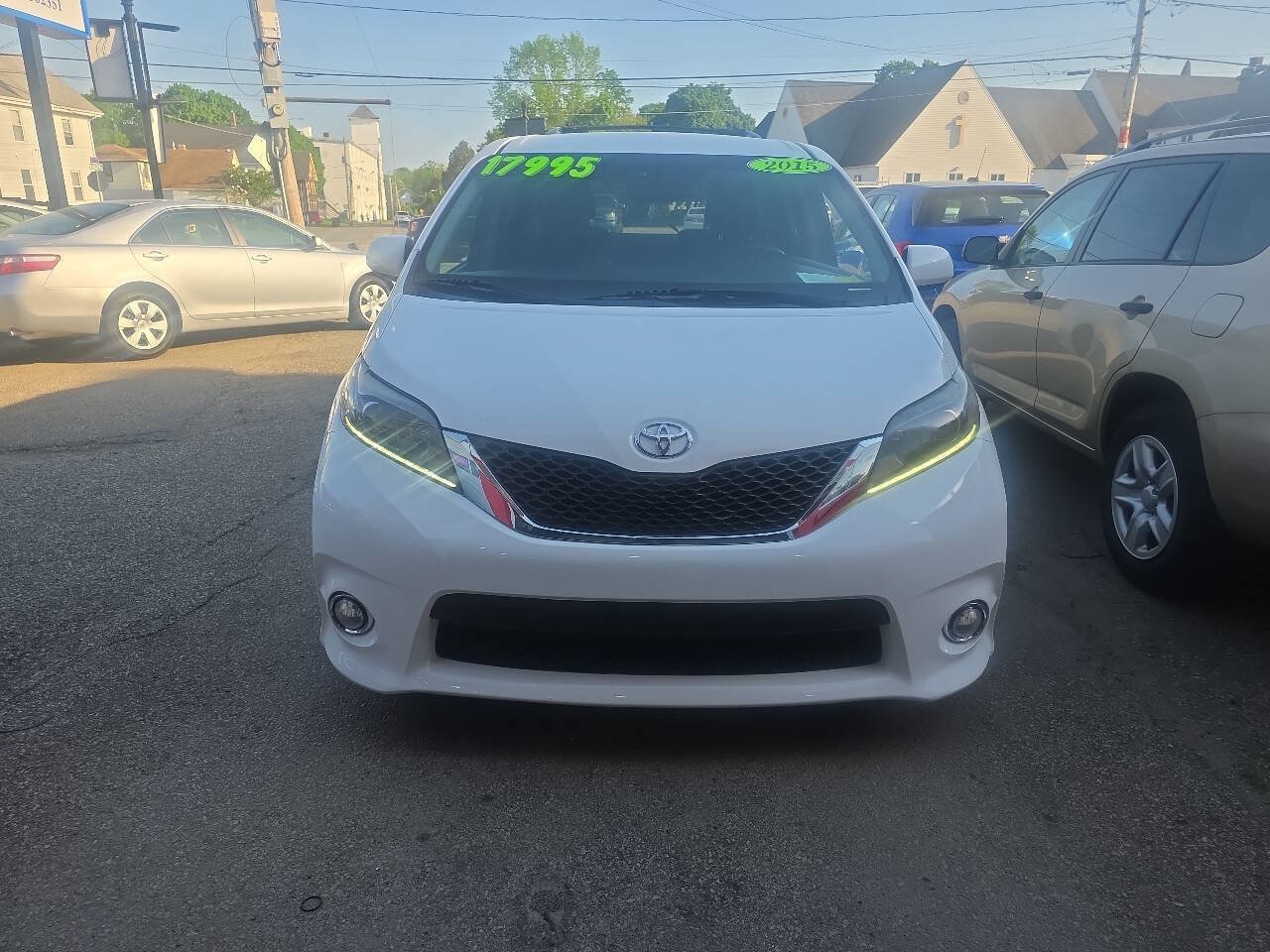 Used 2015 Toyota Sienna SE FWD image 2