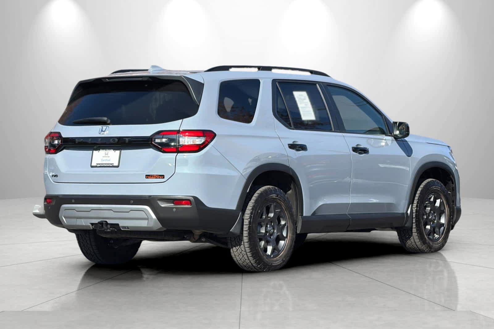 Used 2025 Honda Pilot TrailSport image 2