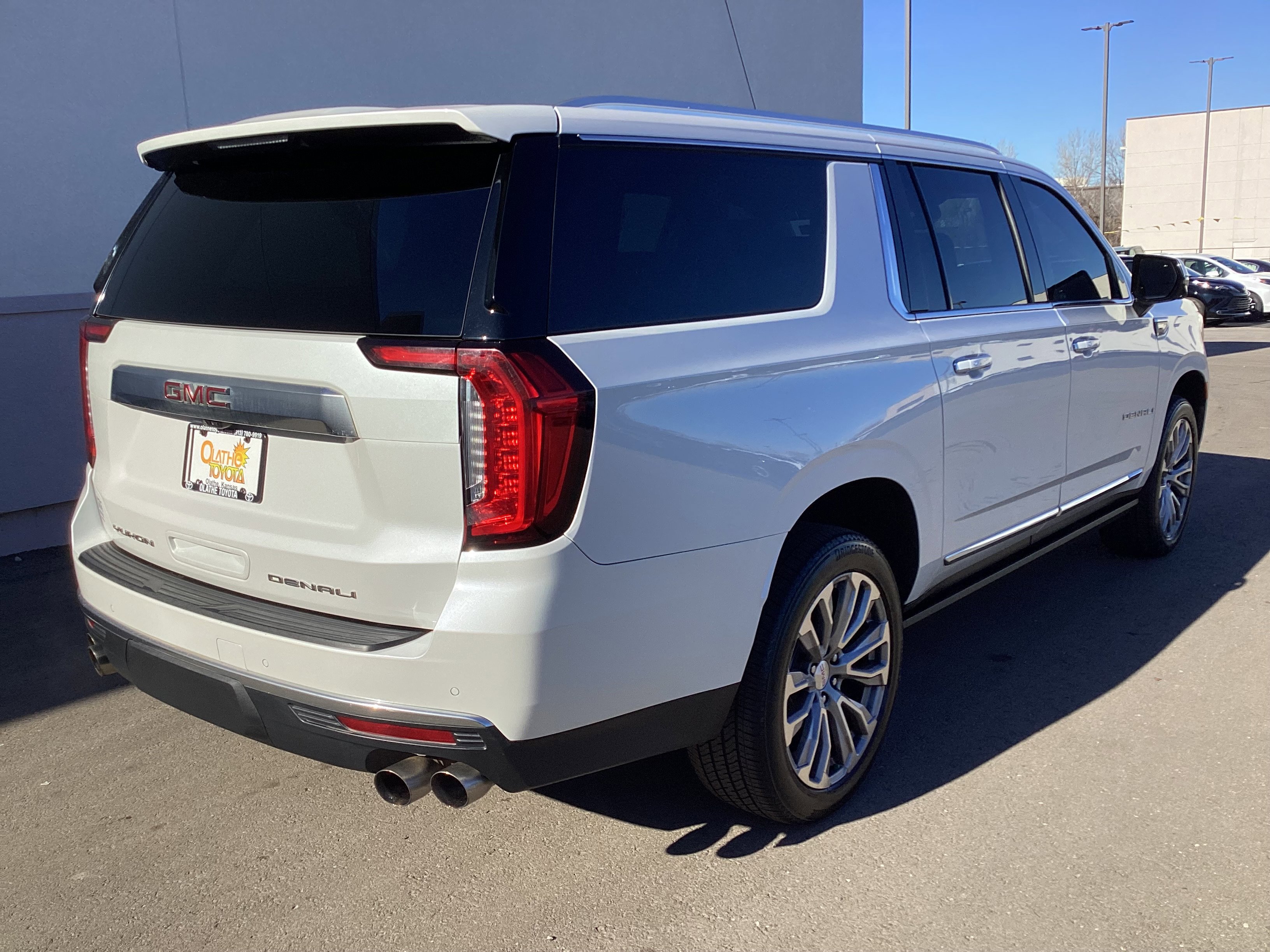 Used 2021 GMC Yukon XL Denali w/ Denali Premium Package image 5
