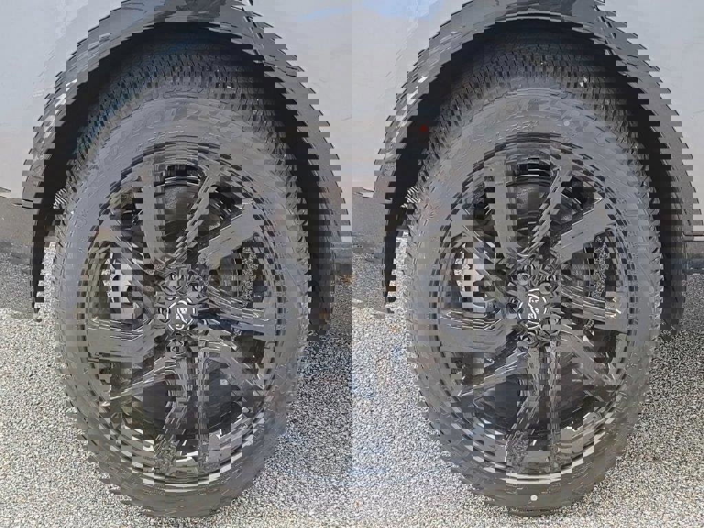 Used 2025 Land Rover Discovery Dynamic SE image 6