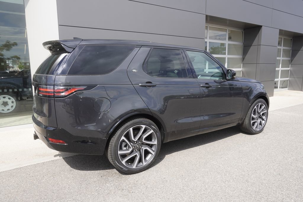 New 2025 Land Rover Discovery Dynamic SE image 4