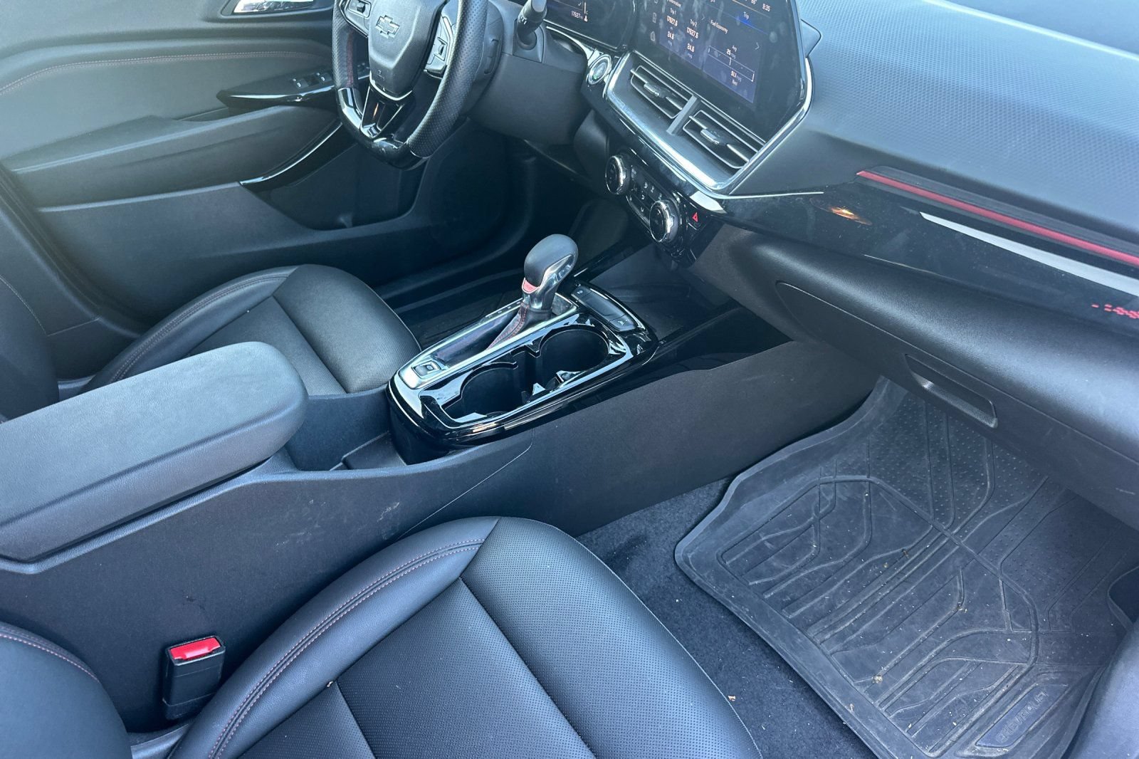 Used 2024 Chevrolet Trax RS w/ Sunroof Package FWD image 19