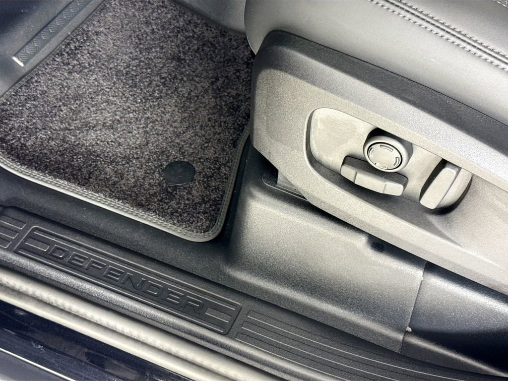 Used 2025 Land Rover Defender 110 X-Dynamic SE image 18