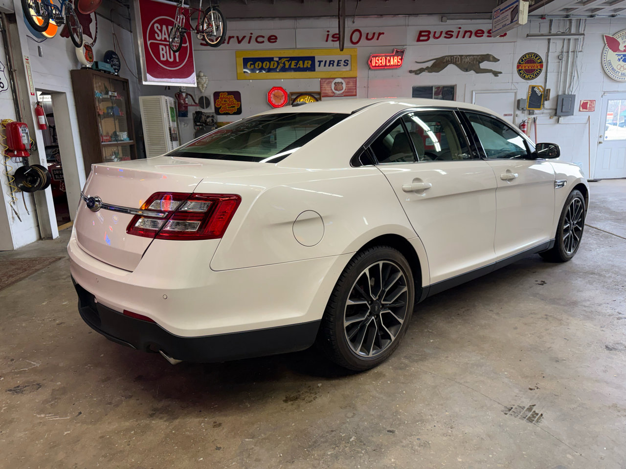 Used 2018 Ford Taurus SEL w/ Equipment Group 201A image 5