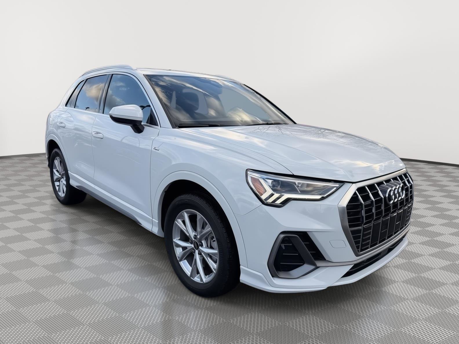 Used 2022 Audi Q3 2.0T Premium Plus w/ Premium Plus Package image 3