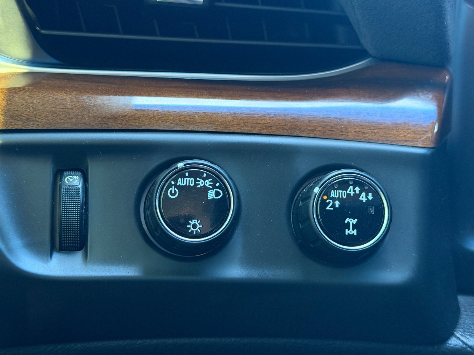 Used 2020 Cadillac Escalade Luxury AWD/4WD image 24
