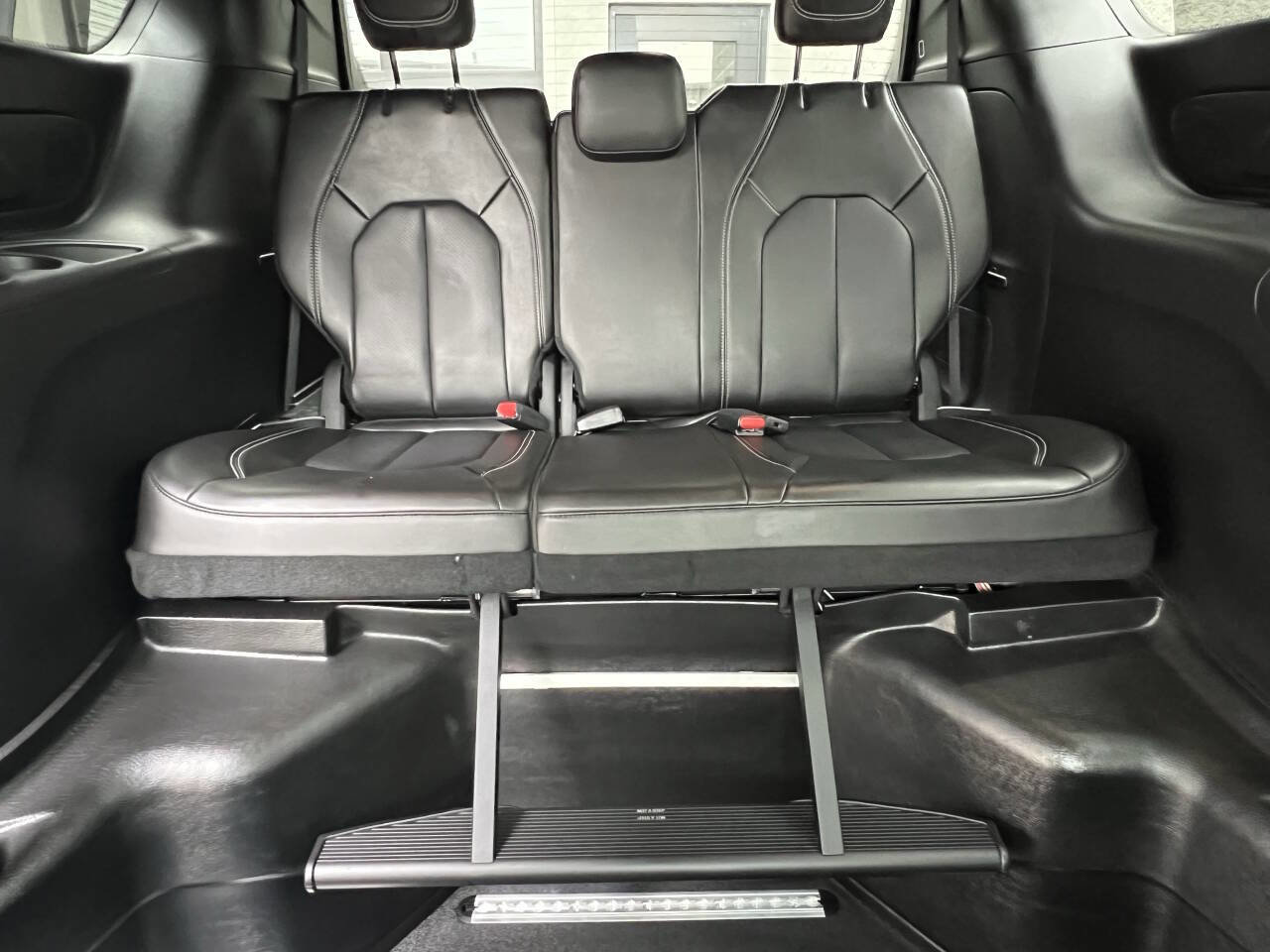 Used 2023 Chrysler Pacifica Touring-L w/ Uconnect Theater Family Group image 20